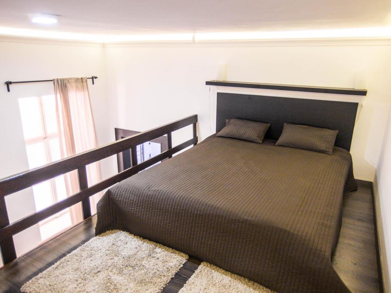 Goldcentral Akacfa Apartmán *